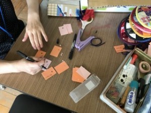 きたてしま学園 北豊島中学校「北中オーえん隊」、子どもたちに読み聞かせをしています。