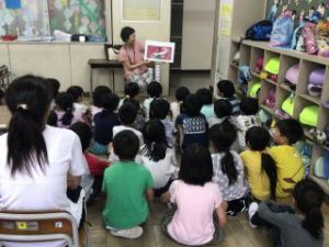 きたてしま学園 北豊島中学校「北中オーえん隊」、子どもたちに読み聞かせをしています。