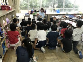 きたてしま学園 北豊島中学校「北中オーえん隊」、子どもたちに読み聞かせをしています。