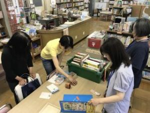きたてしま学園 北豊島中学校「北中オーえん隊」、子どもたちに読み聞かせをしています。