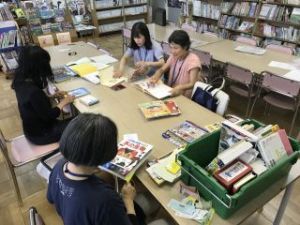 きたてしま学園 北豊島中学校「北中オーえん隊」、子どもたちに読み聞かせをしています。
