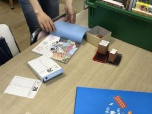 きたてしま学園 北豊島中学校「北中オーえん隊」、子どもたちに読み聞かせをしています。