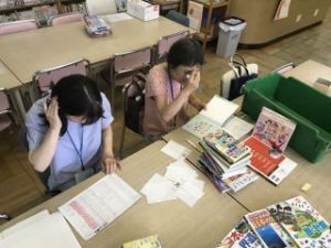 きたてしま学園 北豊島中学校「北中オーえん隊」、子どもたちに読み聞かせをしています。