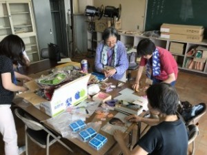 きたてしま学園 北豊島中学校「北中オーえん隊」、子どもたちに読み聞かせをしています。