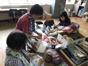 きたてしま学園 北豊島中学校「北中オーえん隊」、子どもたちに読み聞かせをしています。