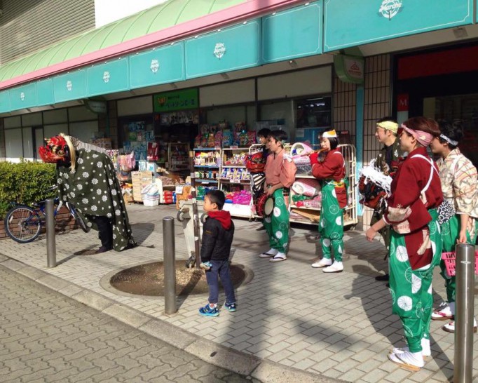 獅子舞が阪急池田駅前のブランマルシェのなかを練り歩く!