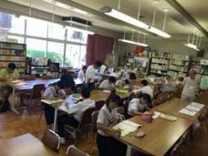 いしばし学園 石橋中学校図書館で地域の方々や卒業生、大学生たちが学習支援「どてら」を行っています