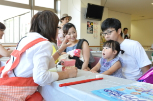 市民健康フォーラムで、子どもたちが歯科コーナーで正しい歯磨きについて学びました。