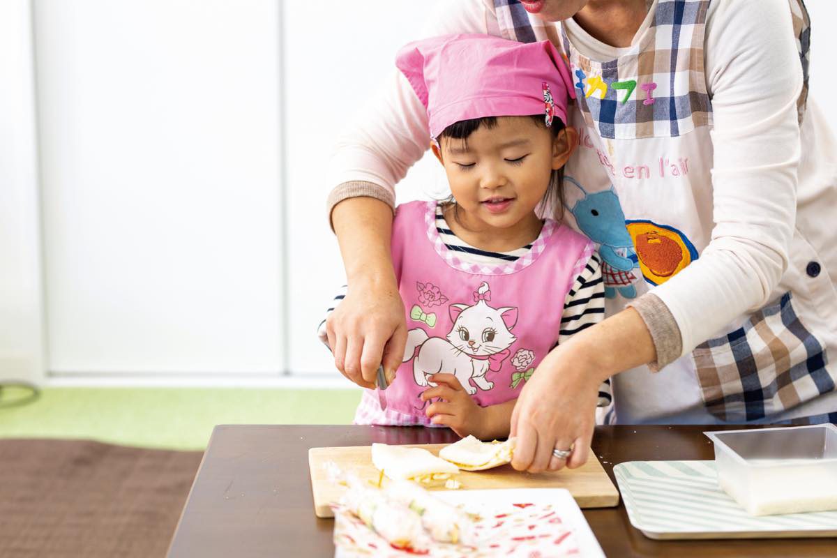 こどもと一緒に作れる簡単な食事やおやつを作ります(もぐもぐルーム)