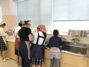 いしばし学園 石橋中学校図書館で地域の方々や卒業生、大学生たちが学習支援「どてら」を行っています