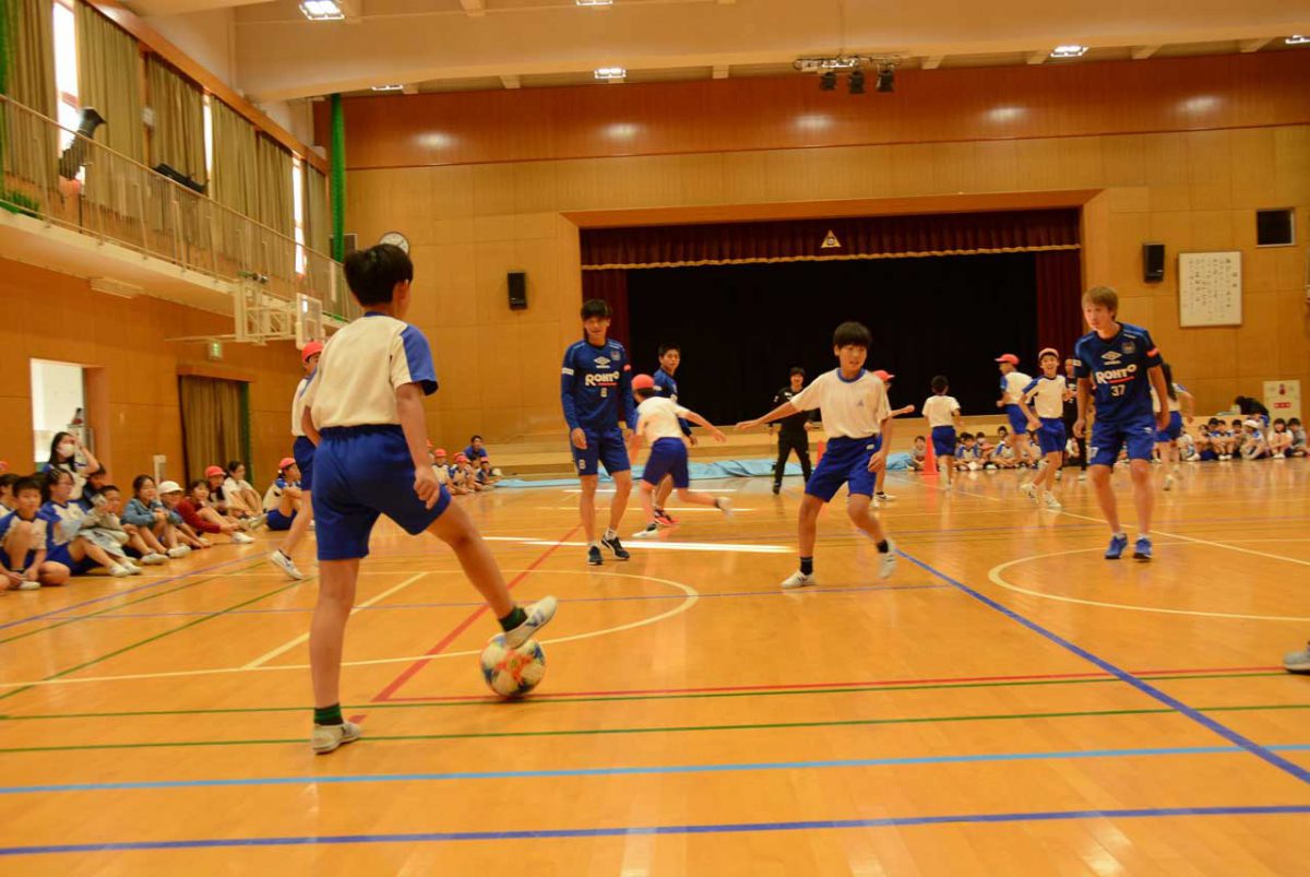 池田市内の小学校でガンバ大阪の選手たちと交流しました