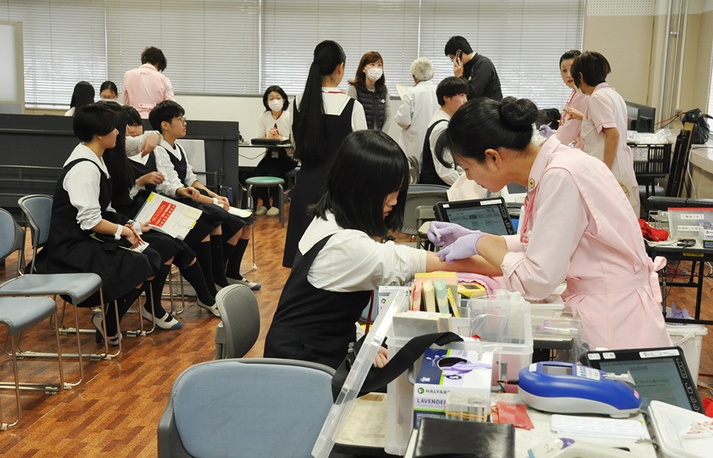 宣真高校で卒業記念献血「身近なところから人助け奉仕を」