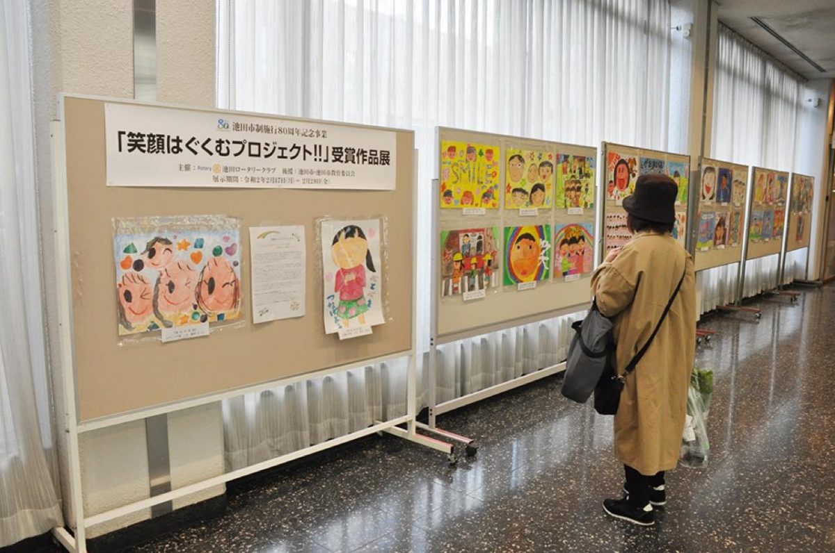 笑顔の公用車が走ります