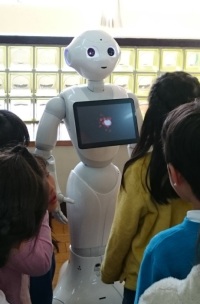 人型ロボットPepper(ペッパー)が池田市内の全小中学校にやってくる!