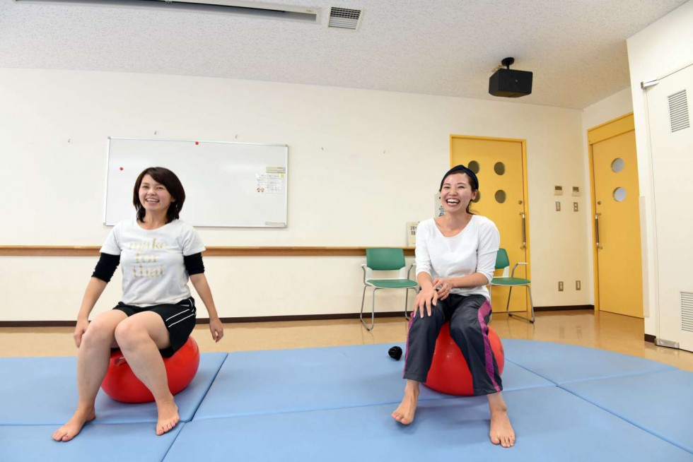 日本の産後ケアの第一人者、NPO法人マドレボニータの吉岡マコさんによる産後ケアのワークショップが池田で開催されました。