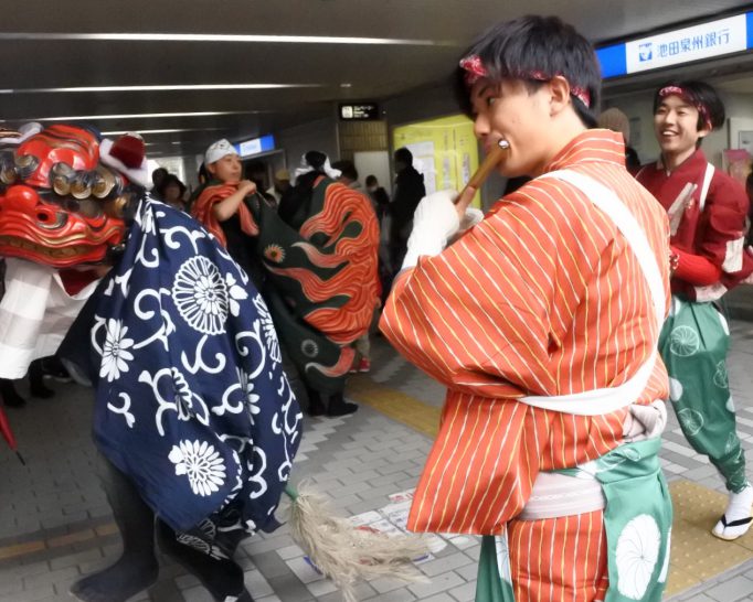 池田駅下のブランマルシェで開催中の獅子舞巡行に行ってきました。
