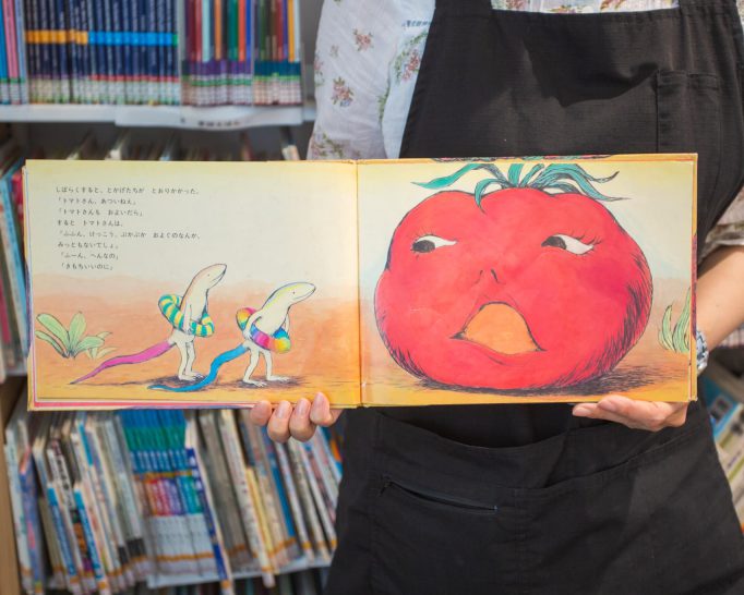 児童書コーナー司書さんによる えほん紹介 7月「トマトさん」
