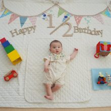 「ハーフバースデー」赤ちゃんの日々の成長を一緒にお祝い 寝相アートやおしゃべりで楽しい時間をすごそう