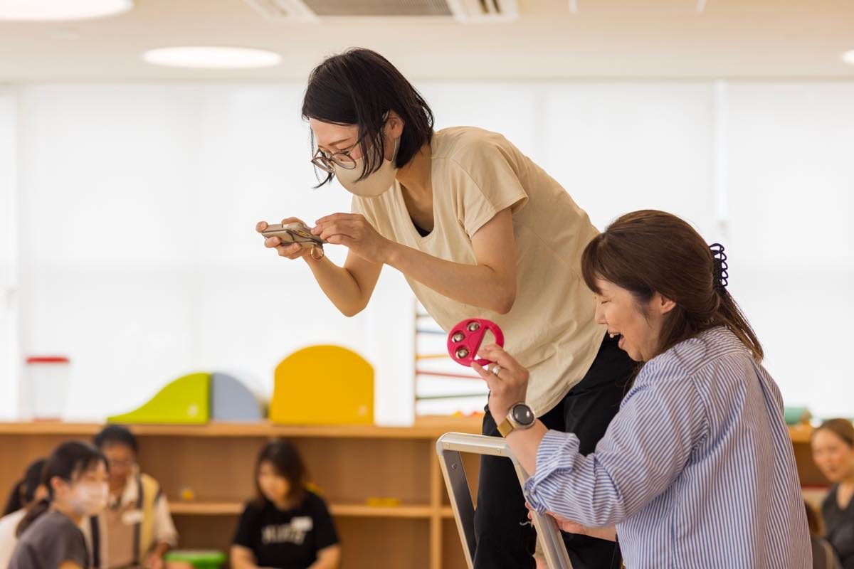 「ハーフバースデー」赤ちゃんの日々の成長を一緒にお祝い 寝相アートやおしゃべりで楽しい時間をすごそう