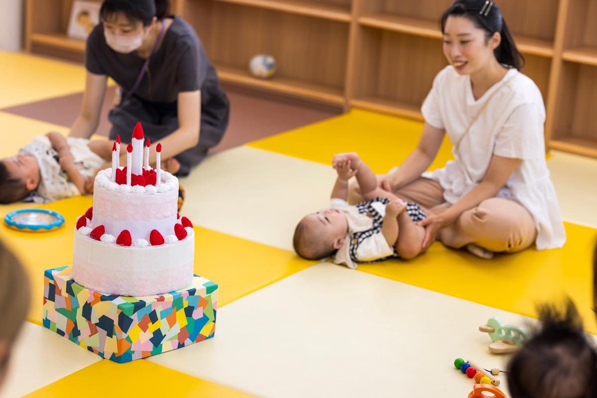 「ハーフバースデー」赤ちゃんの日々の成長を一緒にお祝い 寝相アートやおしゃべりで楽しい時間をすごそう