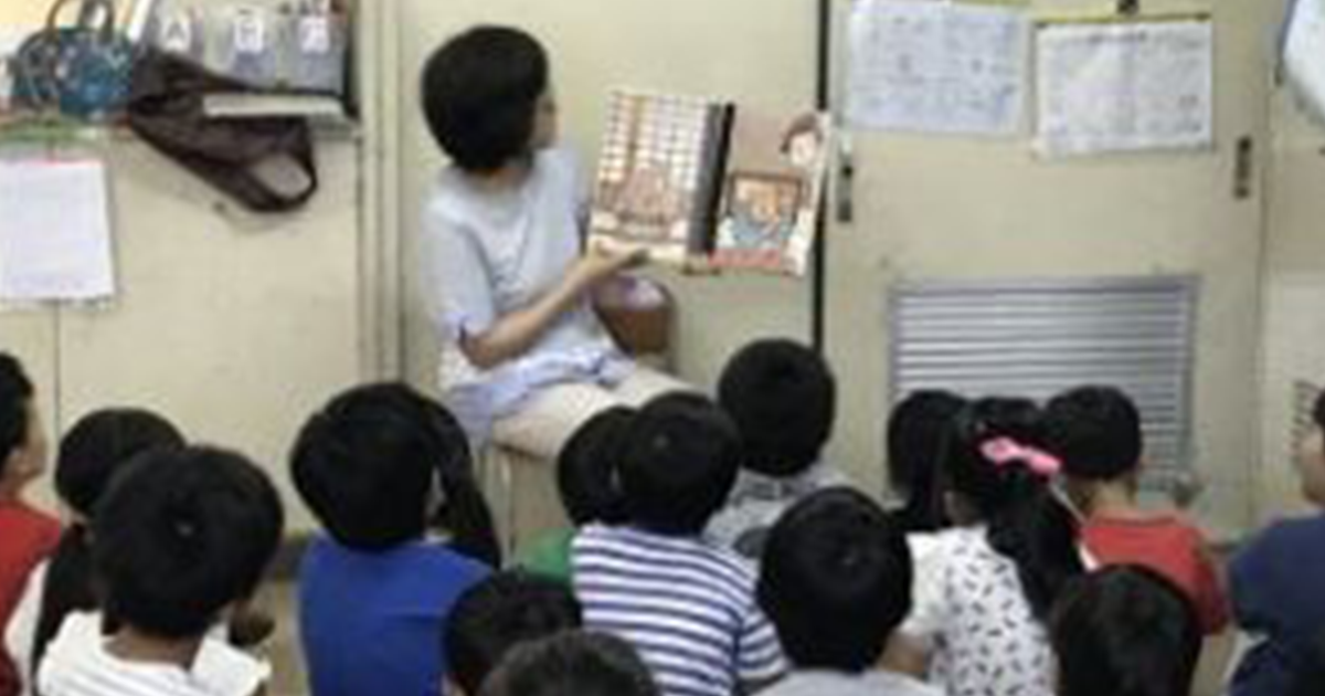 きたてしま学園 北豊島中学校「北中オーえん隊」、子どもたちに読み聞かせをしています。
